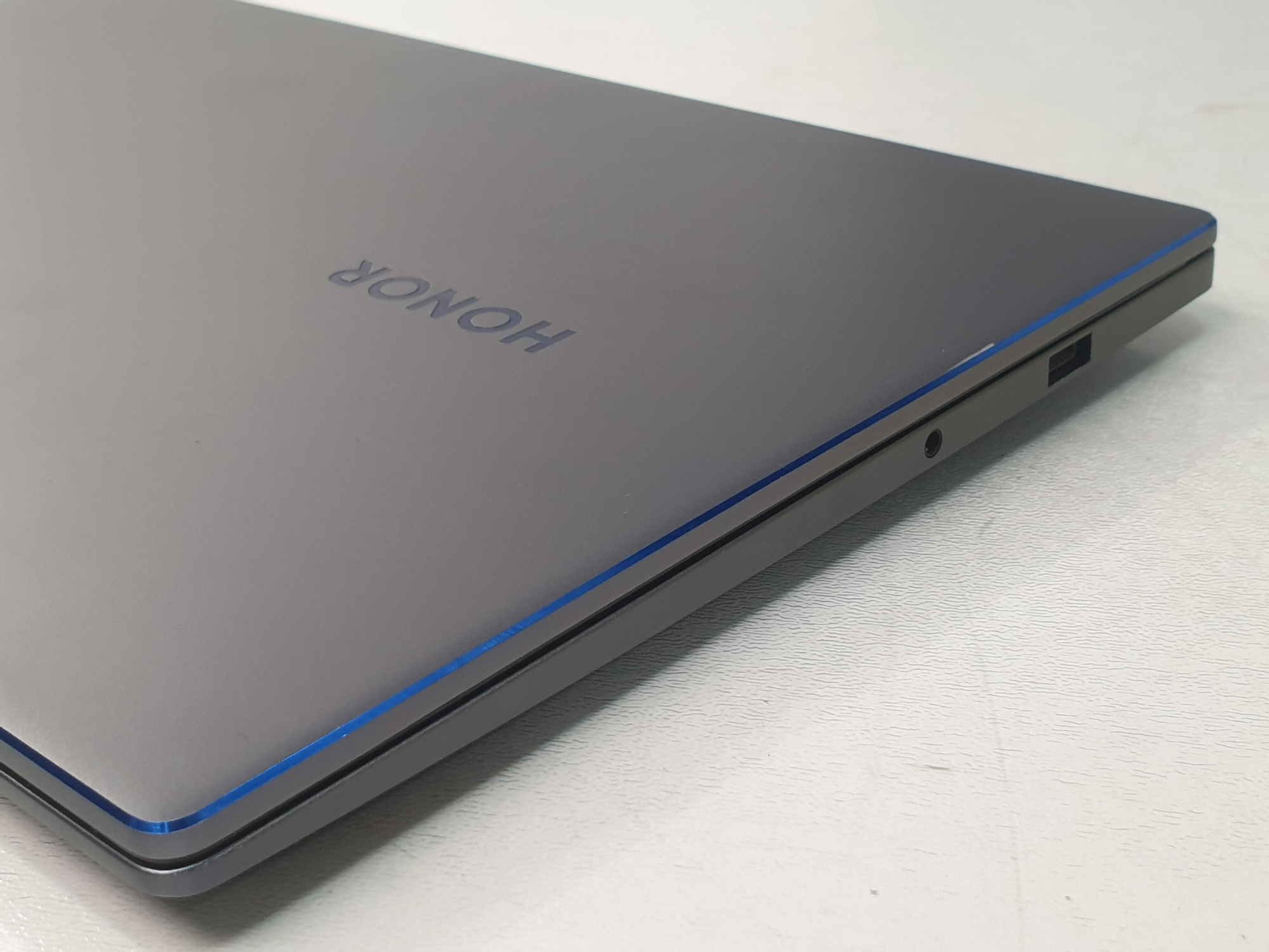 Ноутбук (HONOR, BMH-WDQ9HN, AMD, Ryzen 5, 5500U 6/12 2.1-4.0GHz, DDR4, 8Gb, SSD M2 NVMe, 512Gb, -, AMD, Radeon Graphics, SMA, 15.6", 1920x1080, IPS, 13%, хорошее, Засветы на матрице при черном фоне, Алюминиевый корпус, сканер отпечатка пальцев)